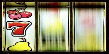 Antarmuka permainan Capsa Banting di aplikasi mpotower menampilkan tiga baris kartu dan kontrol permainan